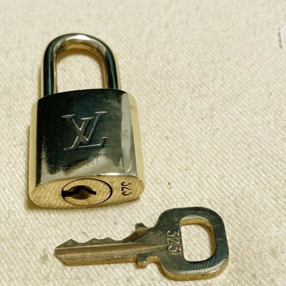 LOUIS VUITTON LV 10 SET PADLOCK KEY CHARM CADENA GOLD-PLATED FRANCE - Picture 3 of 4